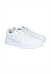 Zapatillas deportivas blancas hechas de cuero suave, con un diseño bajo, punta redonda, perforaciones para transpirabilidad y suela de goma texturizada.