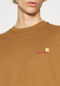 Carhartt WIP AMERICAN SCRIPT - Topper langermet - hamilton brown
