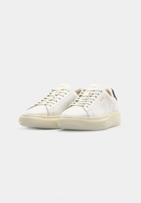 Witte leren sneakers met een ronde neus, een vlakke vetersluiting, een gestructureerde rubberen zool en subtiele branding op de tong en hak.