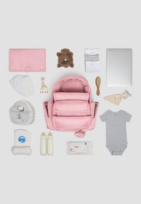 Ροζ μωρουδικός σακίδιο με πολλαπλές θήκες, που περιέχει πάνες, ρούχα μωρού, μπουκάλια, παιχνίδια και έναν πάνα αλλαγής.