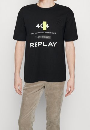 Czarny bawełniany t-shirt z białym nadrukiem tekstowym, zawierającym "404" i "REPLAY", z żółtym akcentem i fakturowanym logo na piersi.