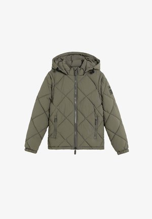 Chaqueta acolchada de color verde oliva con capucha, cierre frontal con cremallera y dos bolsillos con cremallera. Cuenta con puños elásticos y un parche rectangular con el logo en la manga.