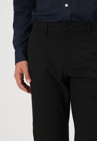 Tommy Hilfiger DENTON TECH CHINO - Chinos - black