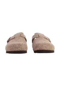 Sabots en feutre rose clair avec un bout arrondi, deux sangles ajustables et une semelle en caoutchouc marron. Surface texturée avec des détails de design minimalistes.