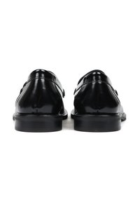 Czarne lakierowane buty z gładką powierzchnią, zaokrąglonym noskiem i płaską podeszwą. Posiadają dwie regulowane klamry po bokach.