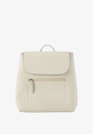 Ryggsäck i texturerat off-white läder, med ett lock på toppen, framficka med dragkedja och diskret branding. En enkel design med släta detaljer.