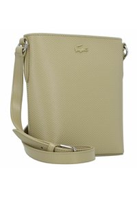 Borsa a tracolla in pelle beige testurizzata con cinturino regolabile e accessori in argento, caratterizzata da un piccolo logo sul davanti.