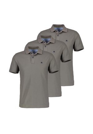 Trzy identyczne szare polo z krótkim rękawem, kołnierzykiem i małymi haftowanymi logo na lewej piersi, ułożone w przesuniętym rzędzie.