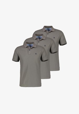 Trzy identyczne szare polo z krótkim rękawem, kołnierzykiem i małymi haftowanymi logo na lewej piersi, ułożone w przesuniętym rzędzie.