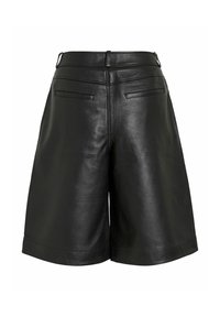 Shorts en cuir noir taille haute avec passants de ceinture, deux poches arrières passepoilées et jambes larges.