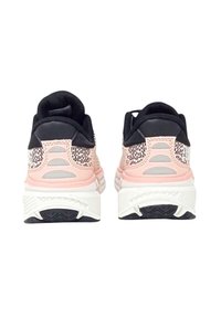 Scarpe da ginnastica atletiche con tomaia nera e parte inferiore rosa, dotate di un design in mesh testurizzato, collo imbottito e suola intermedia bianca con suola esterna nera.