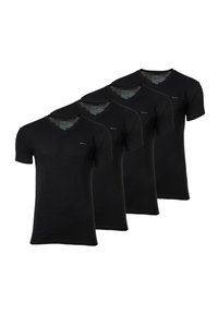 Cztery czarne t-shirty z dekoltem w serek, wyeksponowane, z krótkim rękawem i miękkiego materiału. Każdy z nich ma małe logo na klatce piersiowej oraz schludny kołnierzyk.