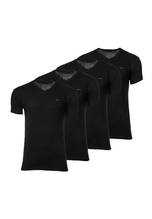 Vier schwarze V-Ausschnitt-T-Shirts, die ausgestellt sind, mit kurzen Ärmeln und einem weichen Stoff. Jedes hat ein kleines Logo auf der Brust und einen gepflegten Kragen.