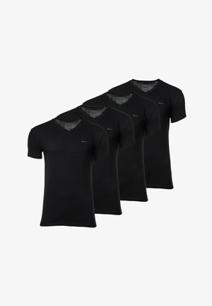Vier zwarte v-hals t-shirts zijn tentoongesteld, met korte mouwen en een zachte stof. Elk heeft een klein logo op de borst en een nette kraag.