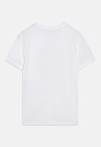 Witte katoenen t-shirt met een normale pasvorm, korte mouwen en een ronde hals. Gladde textuur zonder zichtbare patronen of graphics.