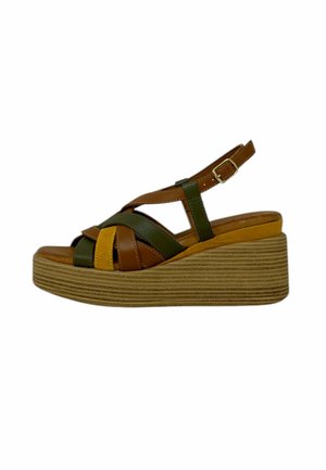 Sandalo con zeppa dotato di una piattaforma a righe, caratterizzato da cinturini in pelle marrone, verde e giallo, e una fascia alla caviglia regolabile.