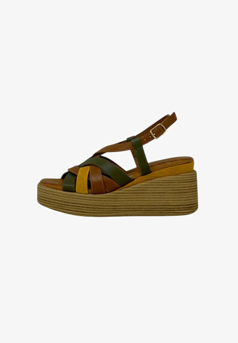 Sandalo con zeppa dotato di una piattaforma a righe, caratterizzato da cinturini in pelle marrone, verde e giallo, e una fascia alla caviglia regolabile.