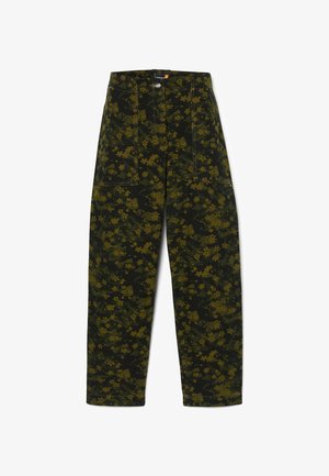 Pantalones de estampado floral en verde oscuro y amarillo, con cintura alta, dos bolsillos frontales y un cierre de botón resistente. Material de algodón con un acabado texturizado.