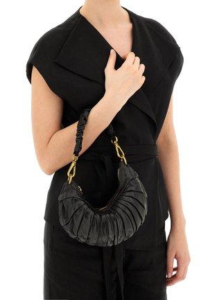 Borsa a mano in pelle nera con design arricciato, dettagli in oro e tracolla intrecciata. Chiusura con cerniera sulla parte superiore, forma compatta a mezzaluna.