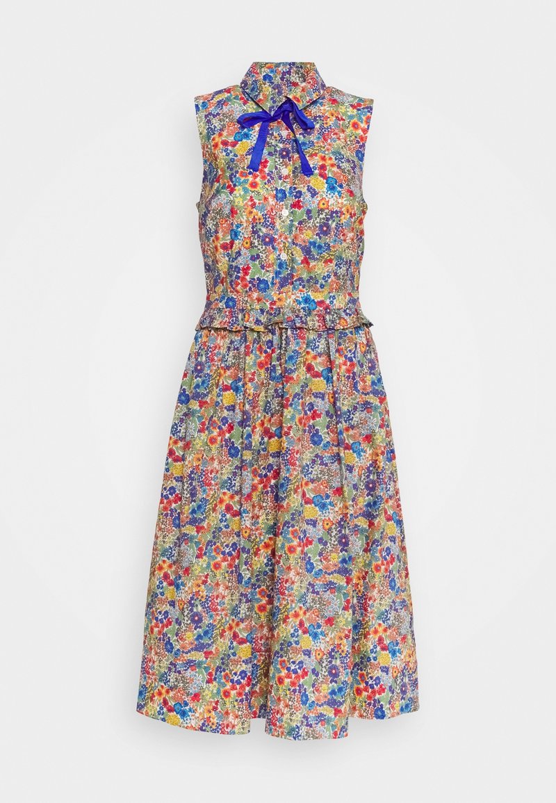 Ärmelloses Kleid mit Blumenmuster, das einen Kragen, ein blaues Band zum Binden, eine plissierte Taille und lebendige Farben wie Rot, Blau und Grün aufweist.