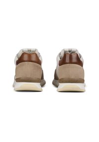 Zapatillas beige y marrones con una mezcla de materiales de malla y piel, que presentan una superficie texturizada, un collar acolchado y un diseño de suela flexible.