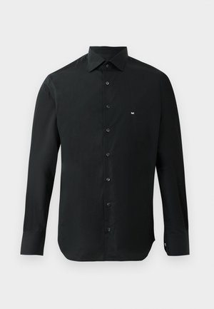 Czarna koszula z długim rękawem wykonana z gładkiego materiału, z wywijanym kołnierzykiem, zapięciem na guziki oraz małym białym logo po lewej stronie klatki piersiowej.