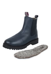 Bottine noire en cuir foncé avec des panneaux latéraux élastiques, une languette et une semelle en caoutchouc noire texturée. Comprend une semelle intérieure en fourrure grise.