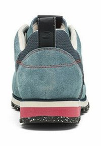 Scarpa di camoscio blu con superficie testurizzata, tacco rinforzato, una linguetta nera e una suola maculata multicolore. Presenta dettagli bianchi e rosa.