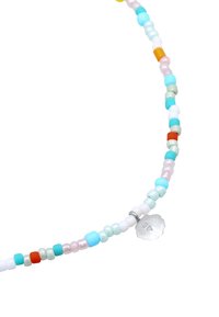 Färgglad pärlhalsband som har små runda och fyrkantiga pärlor i turkos, rosa, vit, klar och orange, med en metallisk charm som accent.