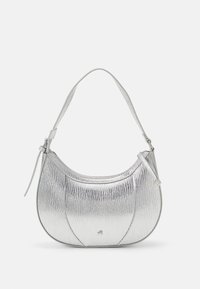 Metaliczna srebrna torebka o teksturowanej powierzchni, owalnym kształcie i pojedynczym pasku na ramię. Posiada zamek błyskawiczny oraz minimalistyczne detale metalowe.