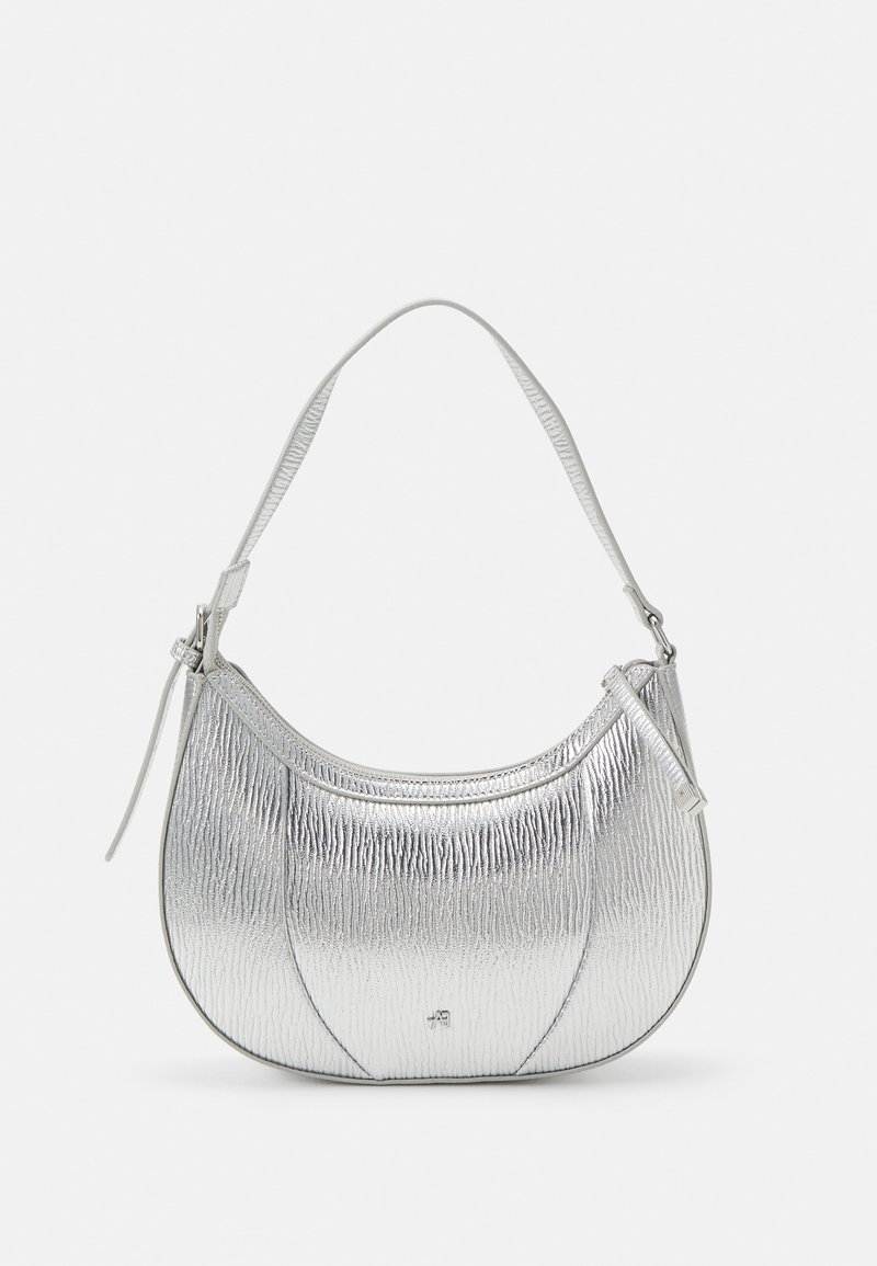 Metaliczna srebrna torebka o teksturowanej powierzchni, owalnym kształcie i pojedynczym pasku na ramię. Posiada zamek błyskawiczny oraz minimalistyczne detale metalowe.