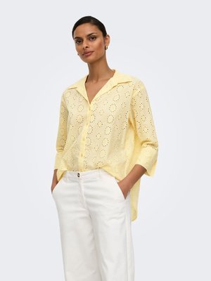 NORMAL GESCHNITTEN KRAGEN LANGE ÄRMELBÜNDCHEN VOLUMINÖSER ARMSCHNITT - Button-down blouse - double cream