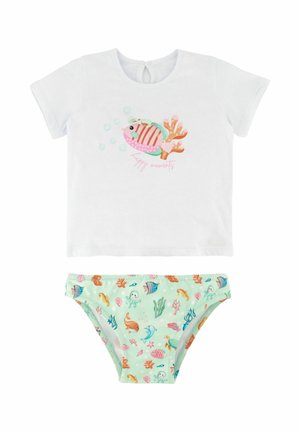 Camisa blanca de manga corta con un diseño colorido de peces y corales, combinada con bañadores verdes menta que presentan diversas criaturas marinas y plantas.