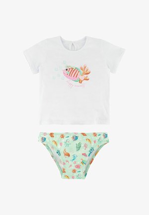 Camisa blanca de manga corta con un diseño colorido de peces y corales, combinada con bañadores verdes menta que presentan diversas criaturas marinas y plantas.