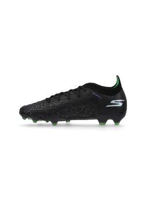 Zwarte voetbalschoenen met een gestructureerde bovenkant met een gebarsten patroon, groene accenten op de kraag en de loopzool, en gevormde noppen voor grip.