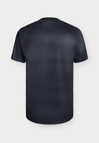 Zadní pohled na jednoduché černé sportovní tričko s krátkým rukávem a jemnými vodorovnými proužky, zobrazené na bílém pozadí.
