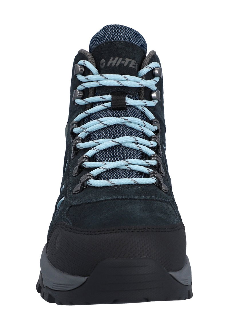 Dunkelblaue Wildleder-Wanderschuhe mit Mesh-Einsätzen, hellblauen Schnürsenkeln und Metallschnürösen. Verfügt über eine strukturierte schwarze Gummisohle für guten Halt.