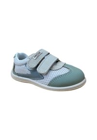 Zapato infantil con parte superior de malla gris, acentos en azul-verde y correas de velcro. Punta redonda y suela de goma blanca con un patrón texturizado.