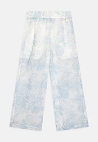 Lekkie, jasnoniebieskie spodnie z kwiatowym wzorem paisley, elastyczną talią i szerokimi nogawkami, z subtelnym połyskiem.