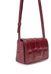 Borsa a tracolla in pelle rossa con effetto coccodrillo, di forma rettangolare, con tracolla regolabile e logo in argento sulla parte anteriore.
