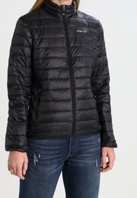 Svart puffjacka med hög krage, dragkedja fram och horisontellt quiltat mönster. Har logotyp på vänster bröst och sidofickor.