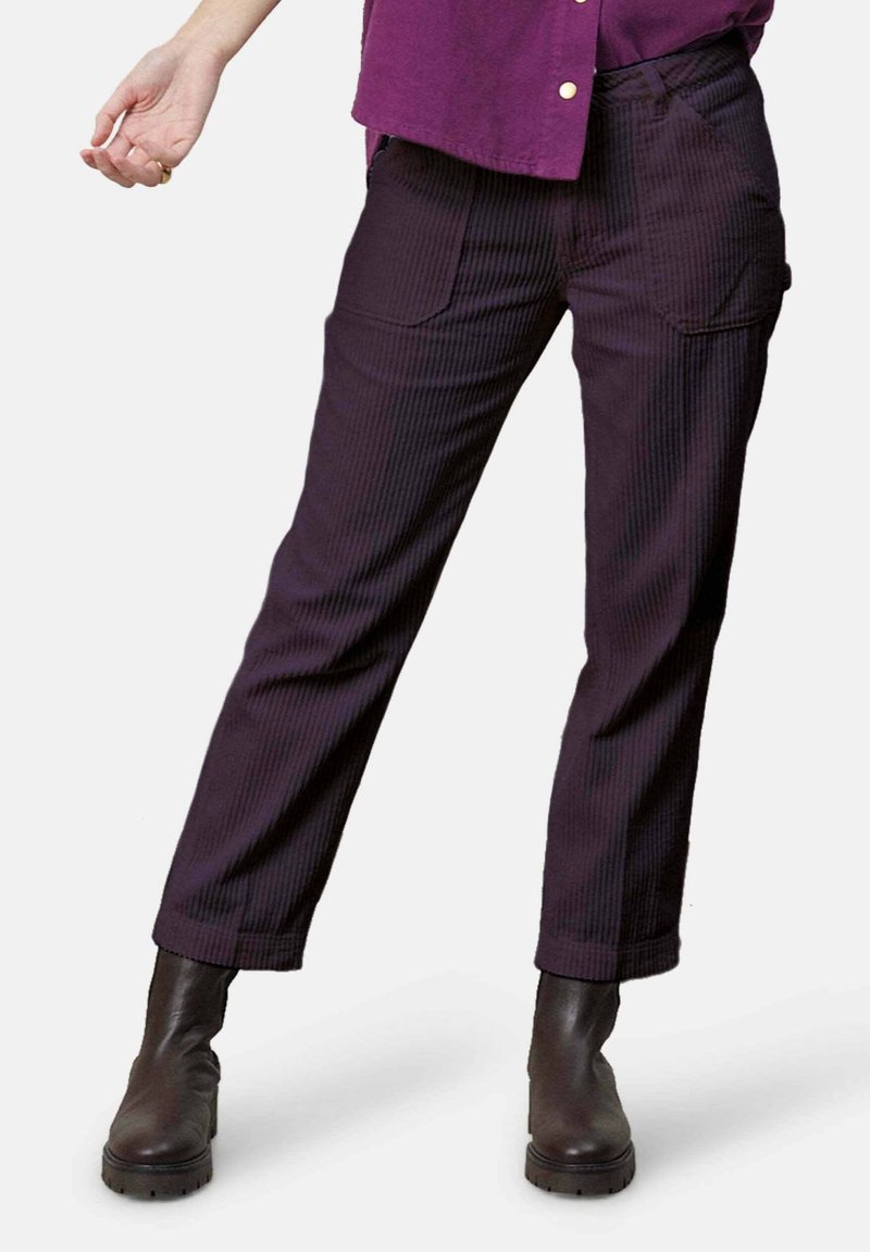 Donkerpaarse geribde broek met twee voorzakken, een getailleerde taille en een rechte pijp, gecombineerd met bruine enkellaarsjes.