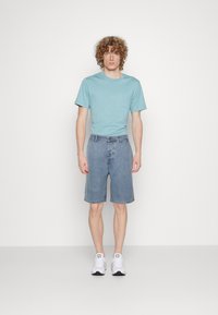 Brave Soul BURROW - Jeansshorts - light blue wash