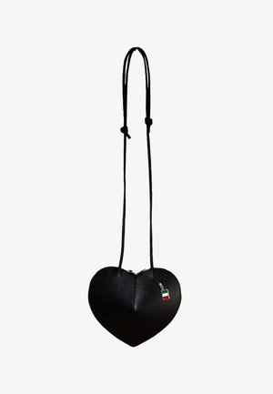 Zwarte lederen tas in de vorm van een hart met een gestructureerd oppervlak, ritsenluiting en verstelbare schouderbanden. Inclusief een klein tricolor vlag detail.