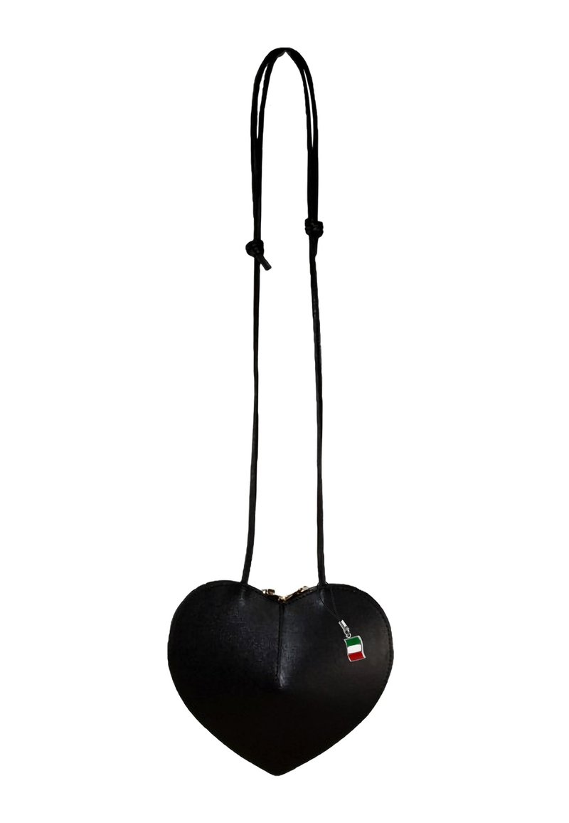Schwarze Lederhandtasche in Herzform mit strukturiertem Oberflächenmaterial, Reißverschluss und verstellbaren Trägern. Enthält ein kleines Detail mit einer dreifarbigen Flagge.