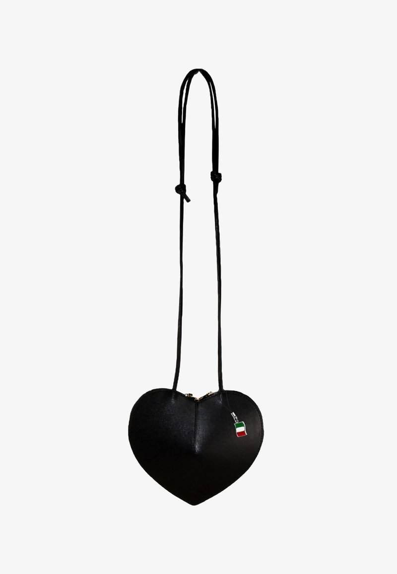 Schwarze Lederhandtasche in Herzform mit strukturiertem Oberflächenmaterial, Reißverschluss und verstellbaren Trägern. Enthält ein kleines Detail mit einer dreifarbigen Flagge.