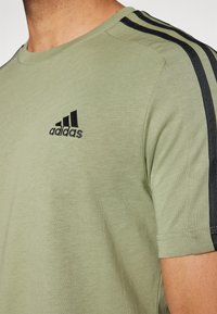 adidas Sportswear ESSENTIALS SINGLE 3-STRIPES - Apdrukāts T-krekls - tent green