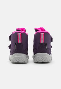 Scarpe alte viola con accenti rosa e due cinghie in Velcro. Suola in gomma grigia texturizzata, colletto e linguetta imbottiti per il massimo comfort.