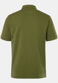 Camisa polo verde oliva, de manga corta, con cuello clásico, hecha de algodón suave, textura lisa, sin logotipos ni patrones visibles.