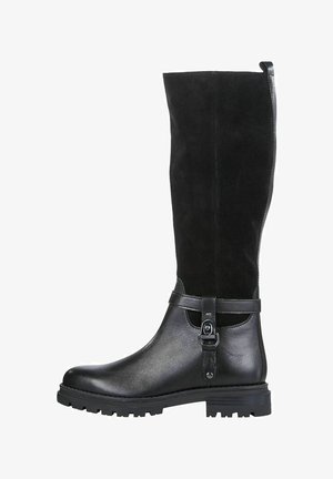 Bottes noires hauteur genou en cuir lisse et en daim. Dotées d'une fermeture éclair sur le côté, d'une sangle en cuir avec boucle et d'une semelle en caoutchouc texturée.